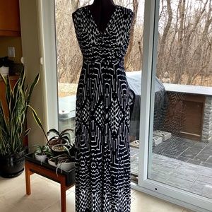 Mario Serrani navy blue and white sleeveless maxi dress size medium